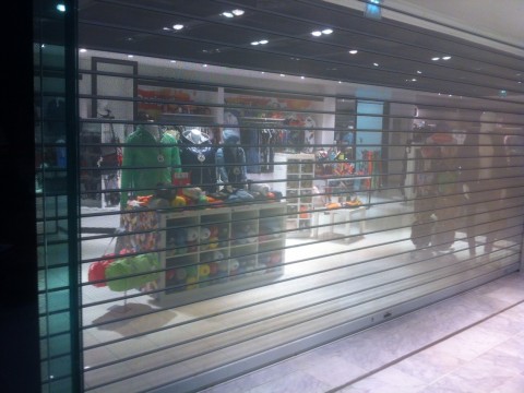 Rideau à lames micro-perforées grande largeur option thermolaquage