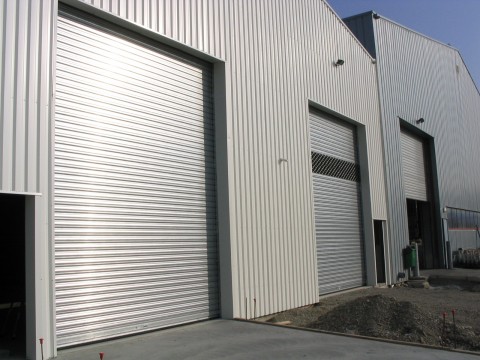 Rideau à lames pleines galvanisé grande largeur et mixage lames dentelles